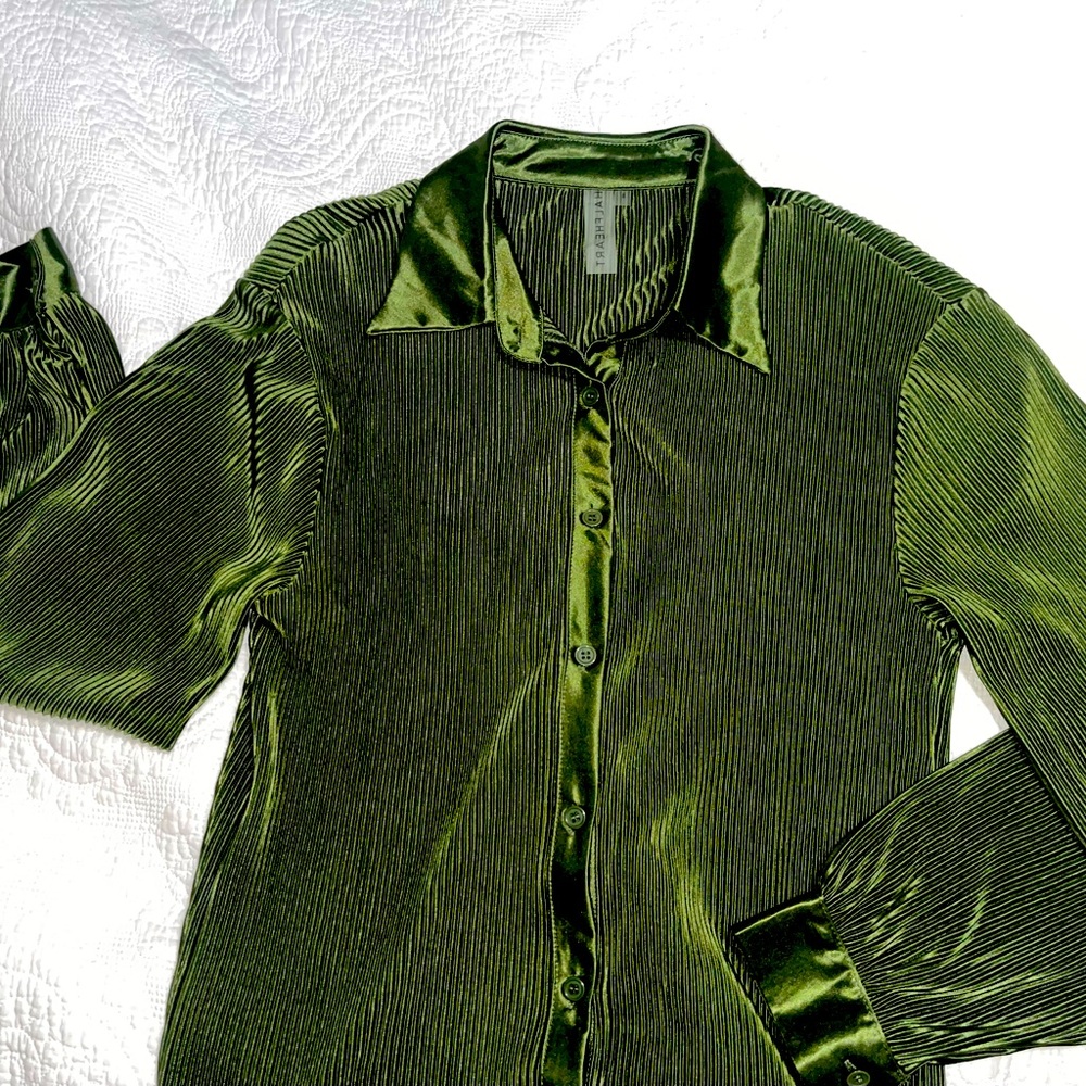 Green satin shirt, never worn but has no tags. Excellent for dressing up or down